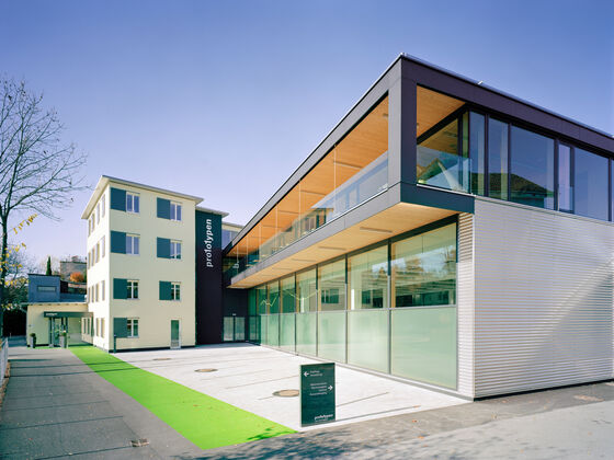 1zu1_GebauedeAussen.jpg 1zu1_GebauedeAussen.jpg