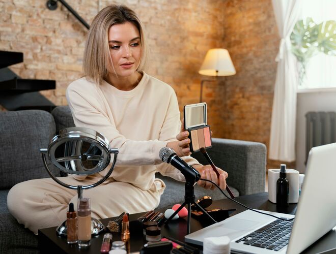 junge-frau-die-einen-schonheits-vlog-zu-hause-tut
